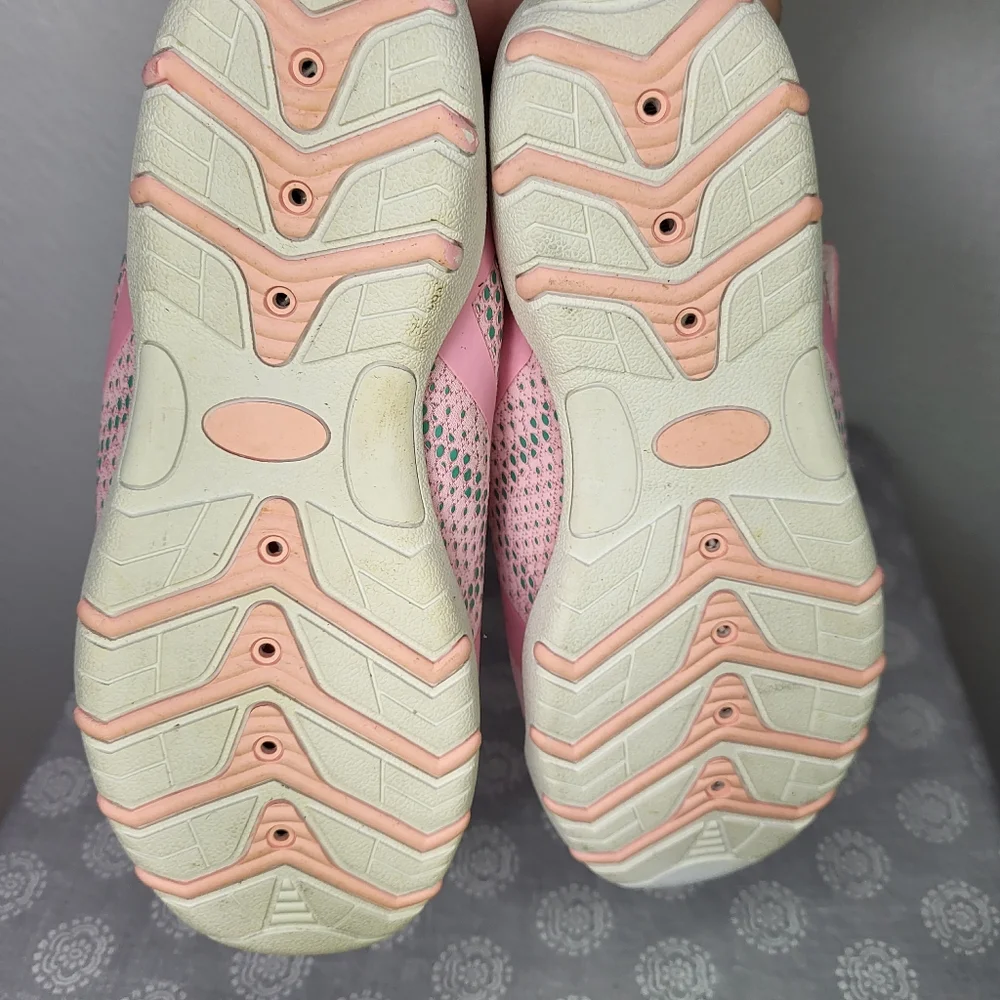 Pair of Water Shoes size Big Girl 2/3